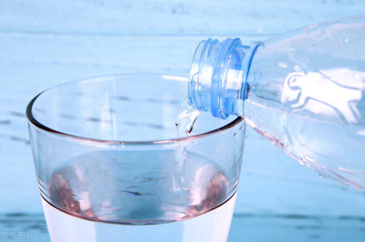 02胶水怎么洗掉最简单的方法(手被502胶水粘住怎么办?别急,只需滴一滴,胶水融化不伤手)