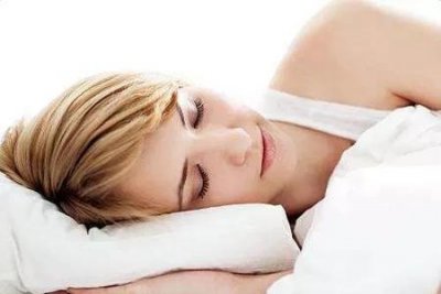 ​晚上睡觉一定要脱内衣吗(晚上睡觉需不需要脱内衣)