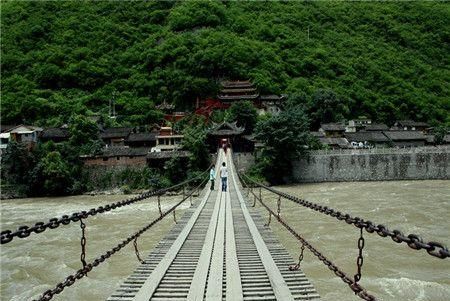 泸定桥是位于哪条河流上的一个铁索桥?