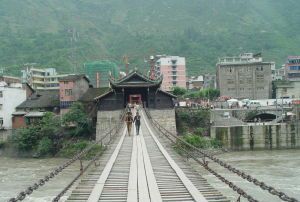 泸定桥是位于哪条河流上的一座铁索桥