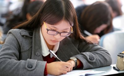 ​高三老师被安排同学生一起考试 能考过学生吗？