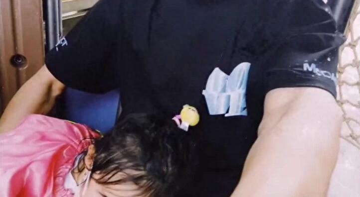 戚薇李承铉携女儿游乐园玩耍 Lucky露正脸可爱十足