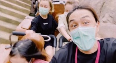 ​戚薇李承铉携女儿游乐园玩耍 Lucky露正脸可爱十足