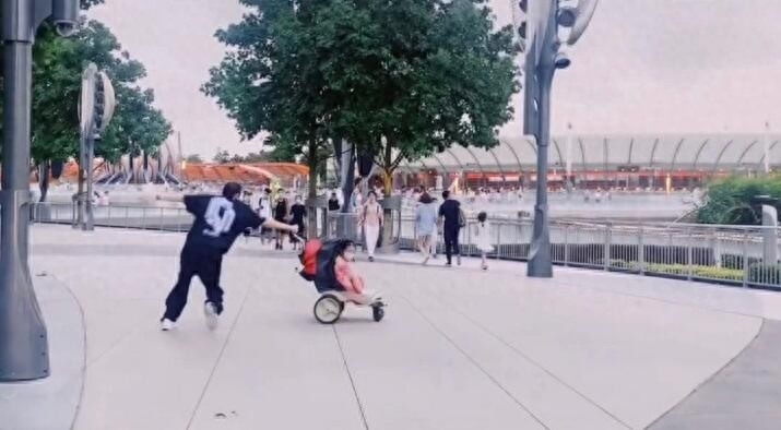 戚薇李承铉携女儿游乐园玩耍 Lucky露正脸可爱十足