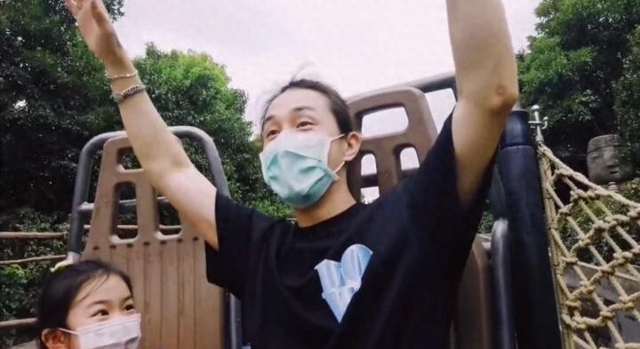 戚薇李承铉携女儿游乐园玩耍 Lucky露正脸可爱十足