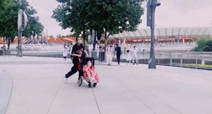 戚薇李承铉携女儿游乐园玩耍 Lucky露正脸可爱十足