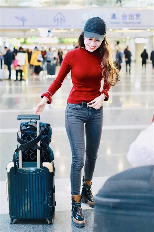 吉娜打扮也太东北了吧 不愧是嫁给郎朗的女人,爱马仕腰带太吸睛