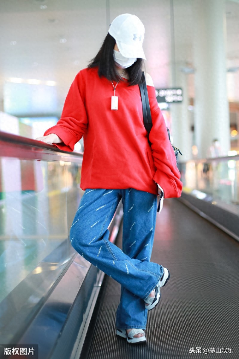 女星柳岩素颜亮相机场，穿露肩卫衣巧妙秀身材，对着镜头韩式比心
