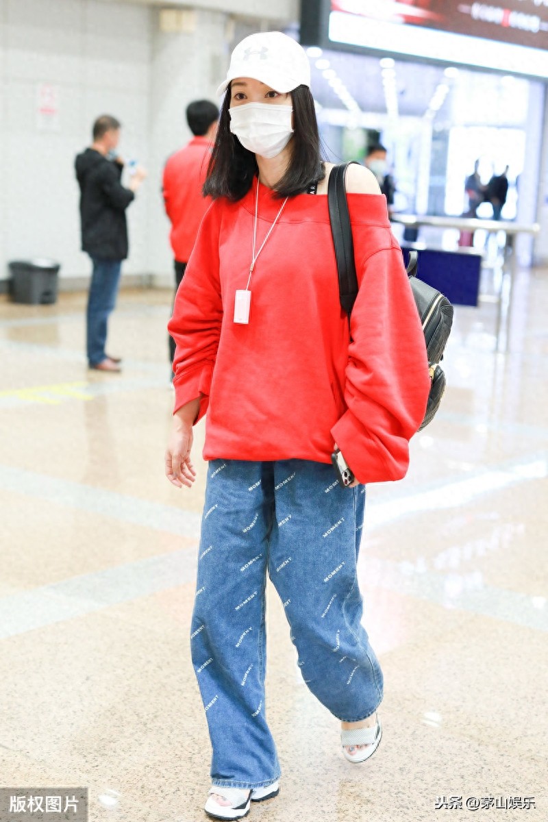 女星柳岩素颜亮相机场，穿露肩卫衣巧妙秀身材，对着镜头韩式比心