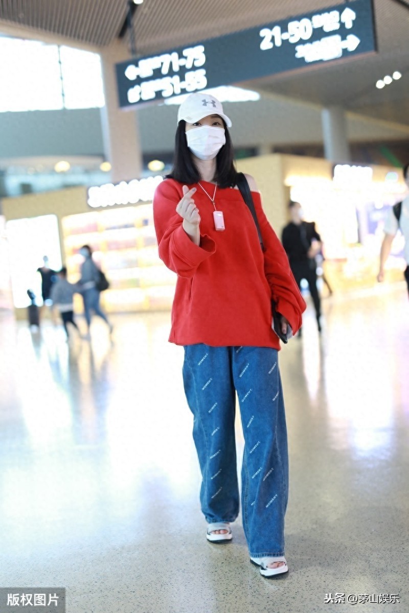 女星柳岩素颜亮相机场，穿露肩卫衣巧妙秀身材，对着镜头韩式比心