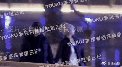 ​曝73岁徐克和43岁女友牵手散步，女方肚子微隆疑似怀孕