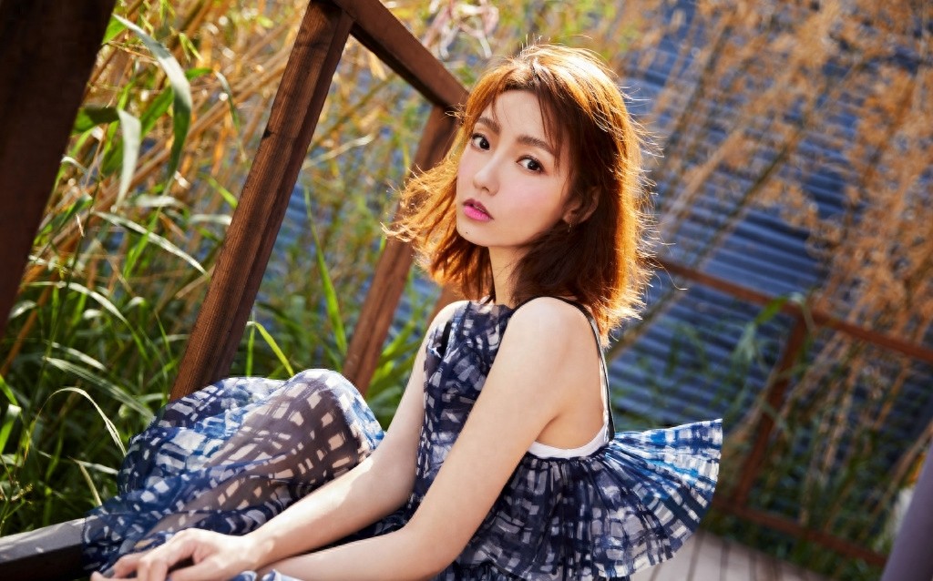 林源蓝色长裙性感时尚写真图片