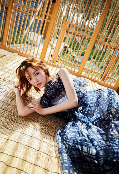 林源蓝色长裙性感时尚写真图片