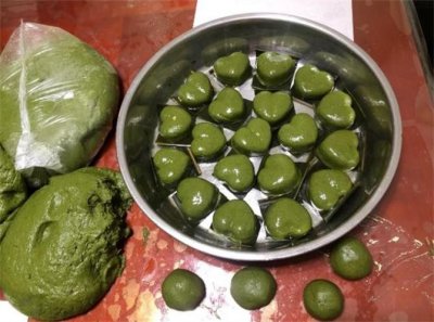 ​怎么把艾草糍粑做出来色泽青绿，口感清香软糯，传统做法分享给你