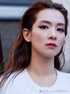 ​陈昊宇的背头+长裙+墨镜：街头造型又飒又美，女神级满分穿搭~！