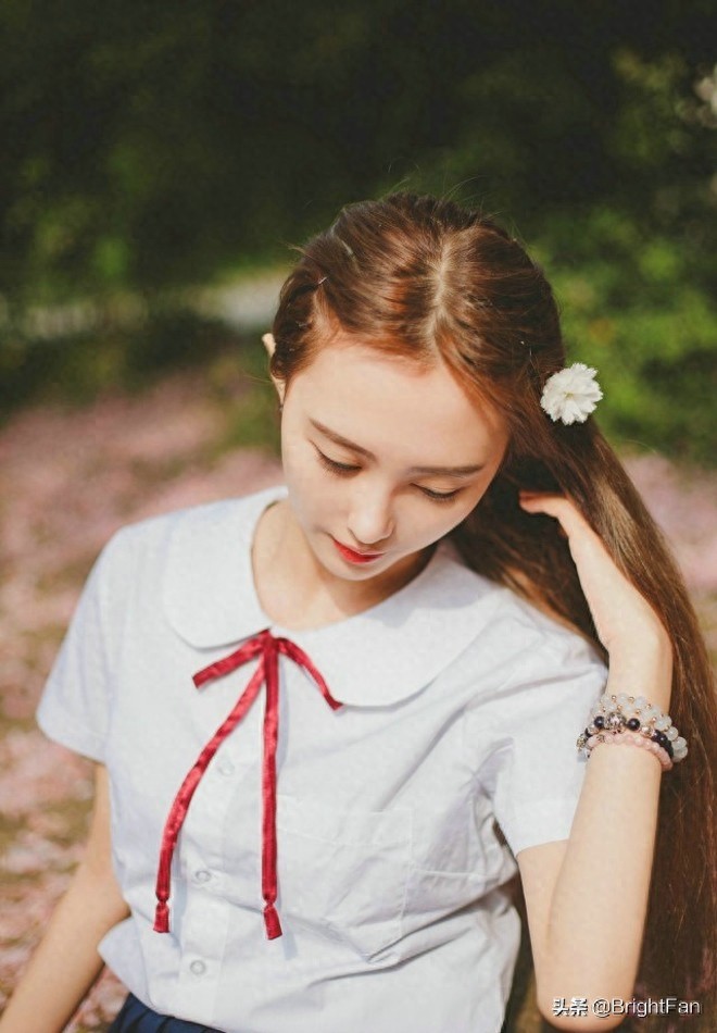 90后校花美丽校服气质养眼甜美午后写真图片