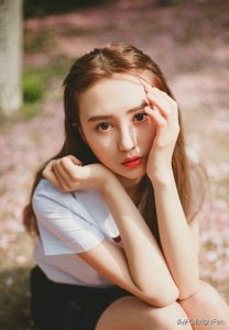 ​90后校花美丽校服气质养眼甜美午后写真图片