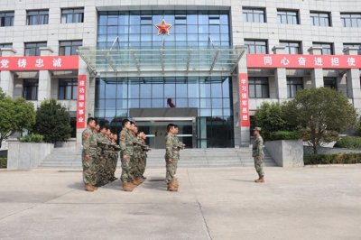 ​阜南县人武部组织开展军容风纪检查和队列训练