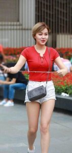 ​掀起时尚潮流！短裤女子尽显绝佳身材魅力