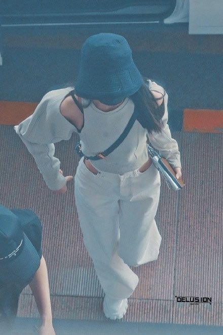 赵丽颖机场照，一身白色Look搭配黑色渔夫帽，酷感十足