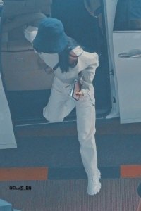 ​赵丽颖机场照，一身白色Look搭配黑色渔夫帽，酷感十足