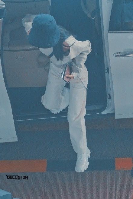 赵丽颖机场照，一身白色Look搭配黑色渔夫帽，酷感十足