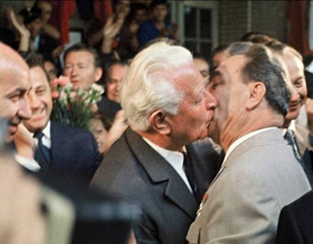 “勃列日涅夫之吻”闻名世界，铁娘子侥幸逃过一劫