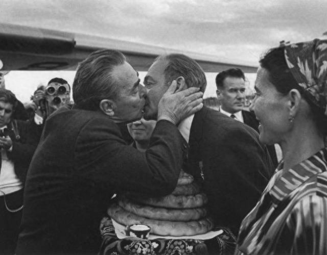 “勃列日涅夫之吻”闻名世界，铁娘子侥幸逃过一劫