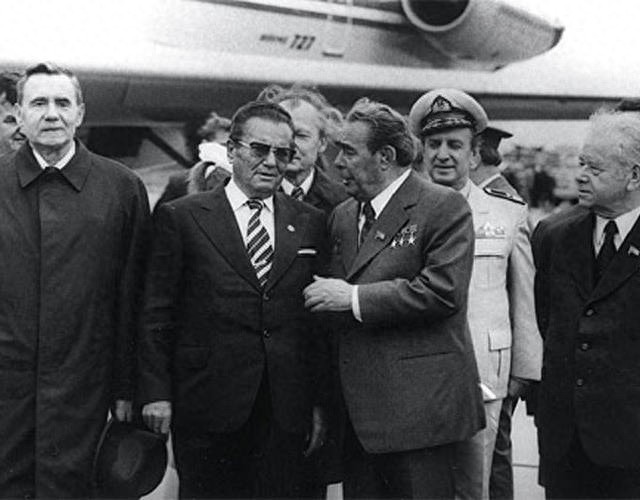 “勃列日涅夫之吻”闻名世界，铁娘子侥幸逃过一劫