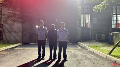 ​61岁男子多次在公共卫生间偷拍女性隐私被抓 警方：手机里发现偷拍照片，行拘！