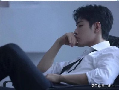 ​肖战白衬衫西装裤。网友直呼：“人间烟火气，天上神仙颜。”