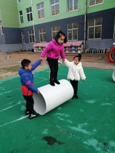 ​悲痛！女孩骨折！《快乐向前冲》：零门槛背后的安全隐忧