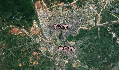 ​卫星上看越南芒街市：和广西东兴隔江相望，城镇规模不如东兴