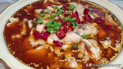 ​重庆师傅教你在家做水煮鱼，鱼肉不碎不散，嫩滑鲜香，米饭的克星