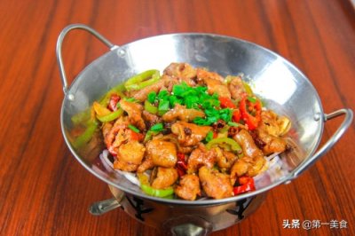 ​厨师长教你做“干锅肥肠”，肥肠鲜香酥脆味道美，吃了还想吃