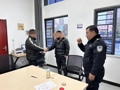 ​一笑泯恩仇！小青年一个动作引争执，老民警三言两语巧化解