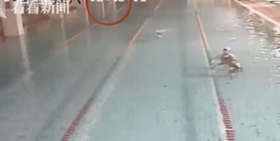 ​擅离职守？女子泳池溺亡救生员去买烟 大家都去救人但没看到一个救生员