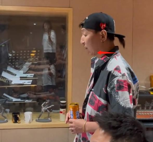 陈羽凡白百合高调复合（陈羽凡录音室玻璃影子疑似白百何）