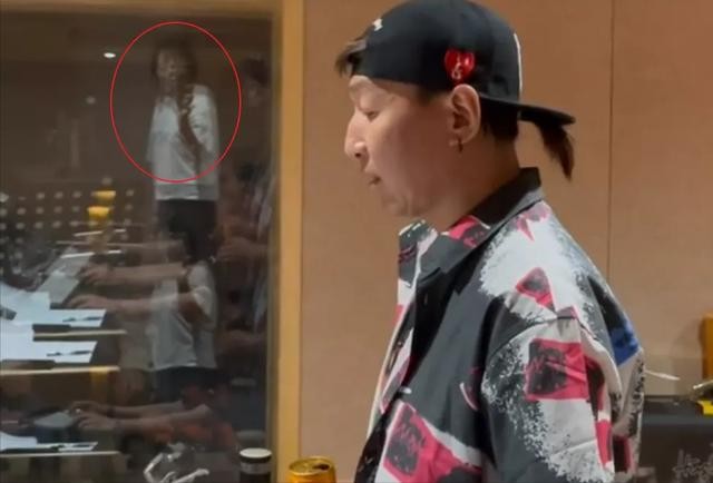 陈羽凡白百合高调复合（陈羽凡录音室玻璃影子疑似白百何）