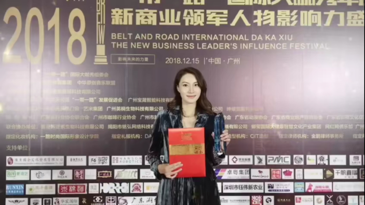 谢杏芳晒视频庆祝38岁生日，林丹抱3岁儿子一同庆祝，画面超温馨