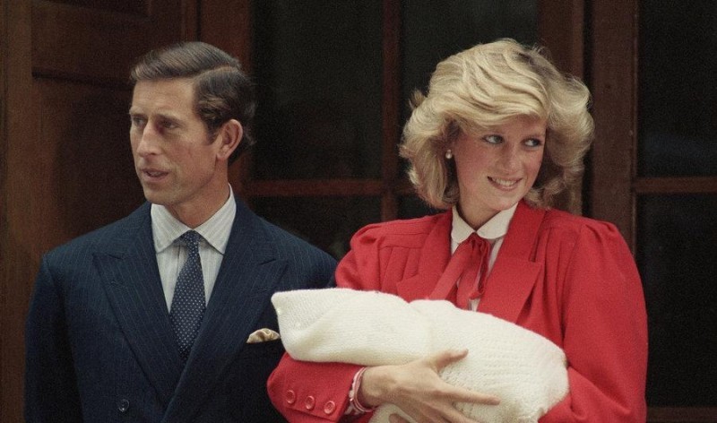 梅根王妃诞下男婴(英国王室婴儿萌照感受皇家颜值)