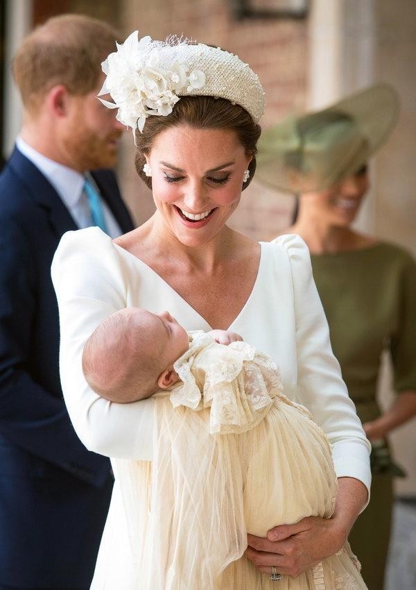 梅根王妃诞下男婴(英国王室婴儿萌照感受皇家颜值)