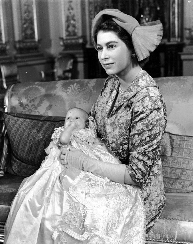 梅根王妃诞下男婴(英国王室婴儿萌照感受皇家颜值)