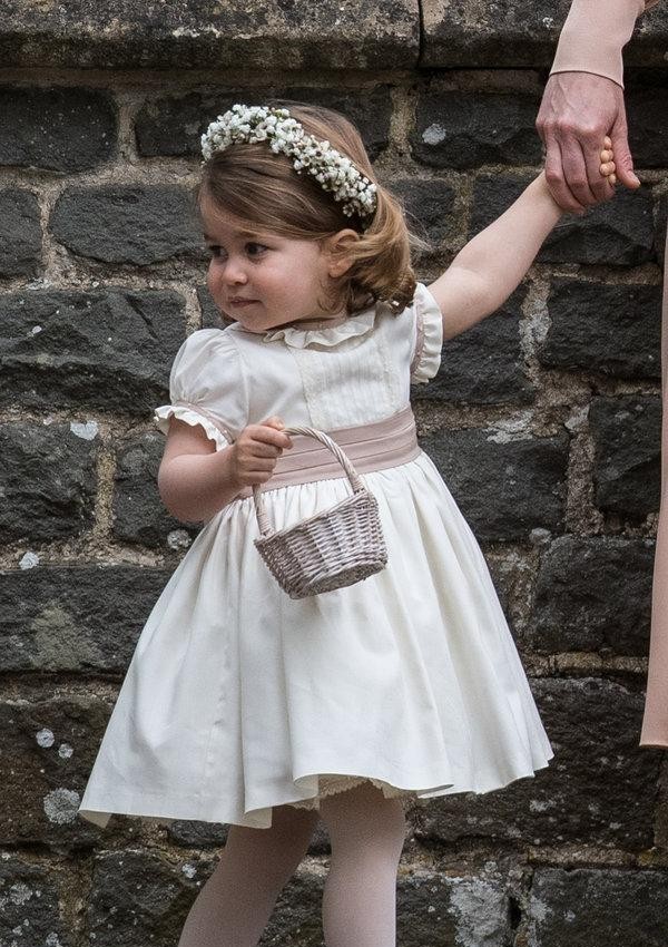 梅根王妃诞下男婴(英国王室婴儿萌照感受皇家颜值)