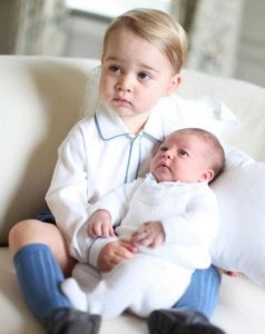 ​梅根王妃诞下男婴(英国王室婴儿萌照感受皇家颜值)