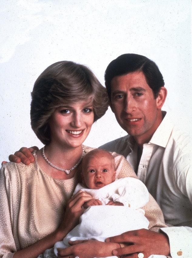 梅根王妃诞下男婴(英国王室婴儿萌照感受皇家颜值)