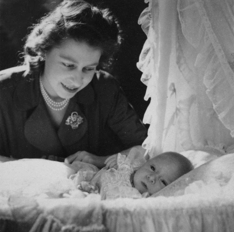 梅根王妃诞下男婴(英国王室婴儿萌照感受皇家颜值)