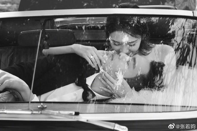张若昀晒婚纱照官宣结婚，用8个字许诺一生，唐艺昕用一个字回应