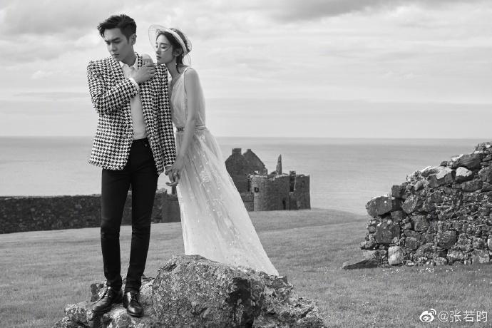张若昀晒婚纱照官宣结婚，用8个字许诺一生，唐艺昕用一个字回应