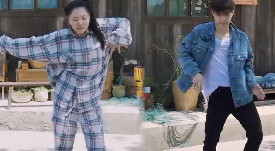 相貌平平的金靖,却让蔡徐坤不敢直视,她凭什么火?